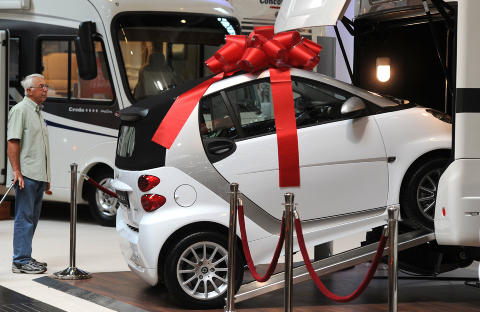 ROMSLIG CAMPINGBIL: Her er det blant annet plass til en liten Smart, som kan brukes til byutflukter n�r campingherligheten er parkert. Den ble vist fram under en messe i Tyskland tidligere i sommer.  Foto: PATRIK STOLLARZ/AFP PHOTO