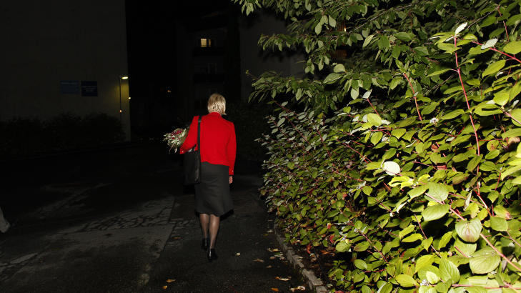 SORTI: SV-leder Kristin Halvorsen  p� vei hjem i natt, etter kunngj�ringen om at hun g�r av som partileder til v�ren etter det elendige valgresultatet. Foto: FRANK KARLSEN
