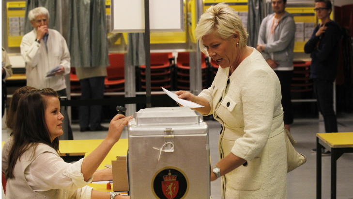 STEMTE: FrP-leder Siv Jensen avga sin stemme på Norseter skole i går, men mange av hennes tidligere velgere ble trolig værende hjemme.
Foto: Morten Holm / Scanpix STEMTE: FrP-leder Siv Jensen avga sin stemme på Norseter skole i går, men mange av hennes tidligere velgere ble trolig værende hjemme.
Foto: Morten Holm / Scanpix