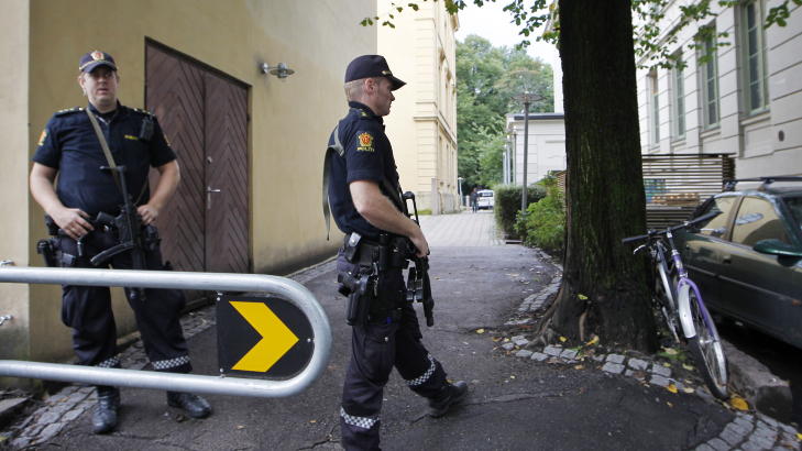 VAKTHOLD: Westergaard har reist hjem, men det er fremdeles strengt vakthold ved Litteraturhuset i Oslo. Foto: H�kon Mosvold Larsen/Scanpix