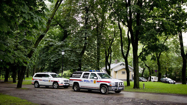 STERK SIKKERHET:  Sikkerhetspolitiet slo full alarm da de fikk opplysninger om et mulig terrorattentat i Oslo i dag. Kurt Westergaard skulle ha deltatt p� et arrangement p� Litteraturhuset i dag, men Westergaard har reist hjem til Danmark.   Foto: Bj�rn Langsem / Dagbladet.