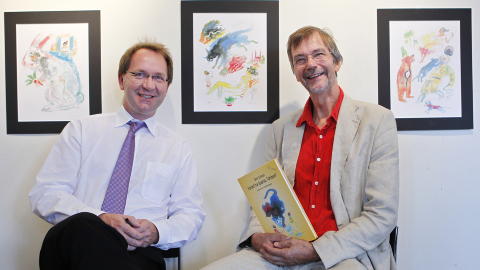 GODT SAMARBEID:  Her er Westergaards gallerist, Erik Guldager, og forfatter Geirr Lystrup sammen p� Litteraturhuset i dag. Bak dem henger Westergaards illustrasjoner til boka.
Foto: H�kon Mosvold Larsen / Scanpix