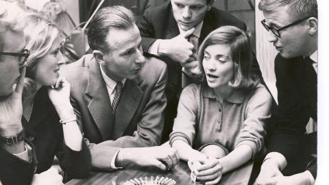 TANKERANGLING: I 1961 fikk Arne N�ss med seg assistenter og studenter opp p� h�yfjellet for � nyte utsikt og diskutere filosofi. Her i diskusjon med noen av studentene. Fra venstre Per Grotnes, Tove Tronstad, N�ss, Odd Wormnes, Lise Stigen og Bj�rn Kirkerud. Foto: Dagbladet