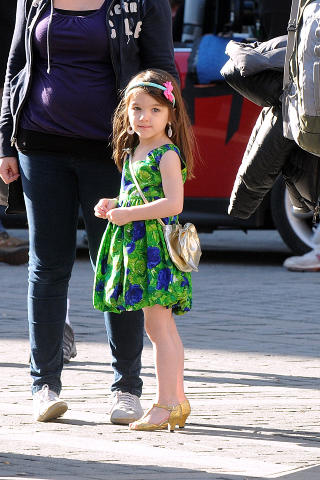 SURI CRUISE: Datteren til �TomKat� er sv�rt motebevisst og elsker h�ye h�ler. N� er hun alts� k�ret som den fjerde mest mektige kjendisen under 25. Foto: Stella Pictures
