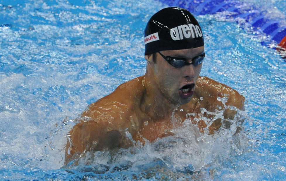 VISER FORM: Alexander Dale Oen sv�mte inn til ny pers i Stockholm. Foto:   AFP PHOTO / MARK RALSTON