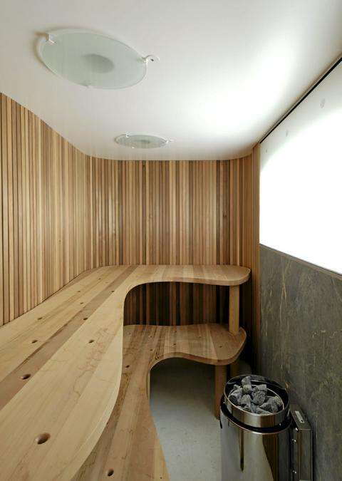 HOT DESIGN: Badstuen har en sedertreinnredning som det svinger av. Den  ligger p� nederste plan, noe som betyr at du kan g� rett ut til bassenget p� utsiden av huset.  Foto: Lie �yen