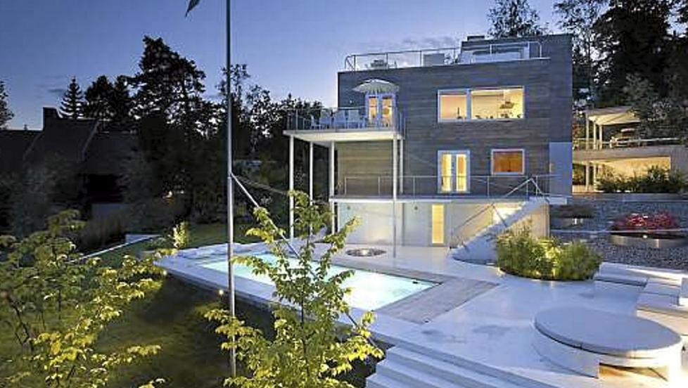 TOPPARKITEKTUR: Fra utsiden ser vi hvordan det nye betonghuset med trekledning er bygget opp. P� toppen troner terrassen med jacuzzi og utsikt over Oslofjorden. Foto: Lie �yen Arkitekter
