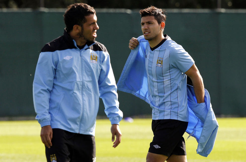 H�PEFULLE: Carlos Tevez (t.v.) vant b�de Champions League og Premier League i sin tid i Manchester United. Sergio Ag�ero er veldig lysten p� � gj�re det samme - i Manchester City. I dag starter klubben p� sitt f�rste eventyr i Champions League hjemme mot Napoli.Foto: SCANPIX/REUTERS/Phil Noble