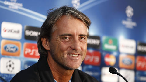 FORSIKTIG OPTIMIST: Manchester City-manager Roberto Mancini tør foreløpig ikke se lengre enn avansement fra gruppespillet.Foto: SCANPIX/AP Photo/Jon Super FORSIKTIG OPTIMIST: Manchester City-manager Roberto Mancini tør foreløpig ikke se lengre enn avansement fra gruppespillet.Foto: SCANPIX/AP Photo/Jon Super