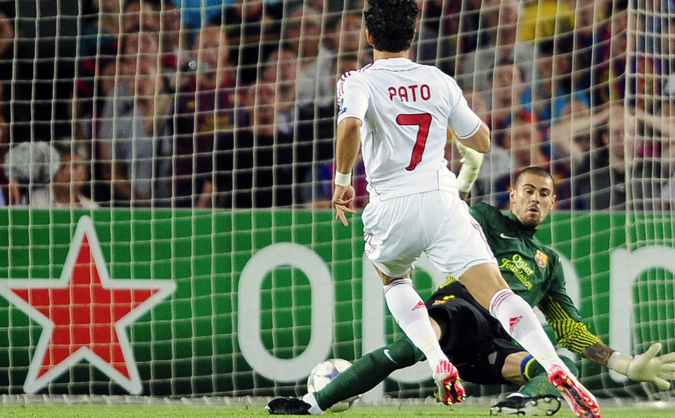 BRASILIANSK �PNING: Milans Alexandre Pato setter ballen mellom beina p� Barca-keeper Victor Valdes og gir gjestene ledelsen etter 24 sekunder. Foto: Manu Fernandez, AP/Scanpix