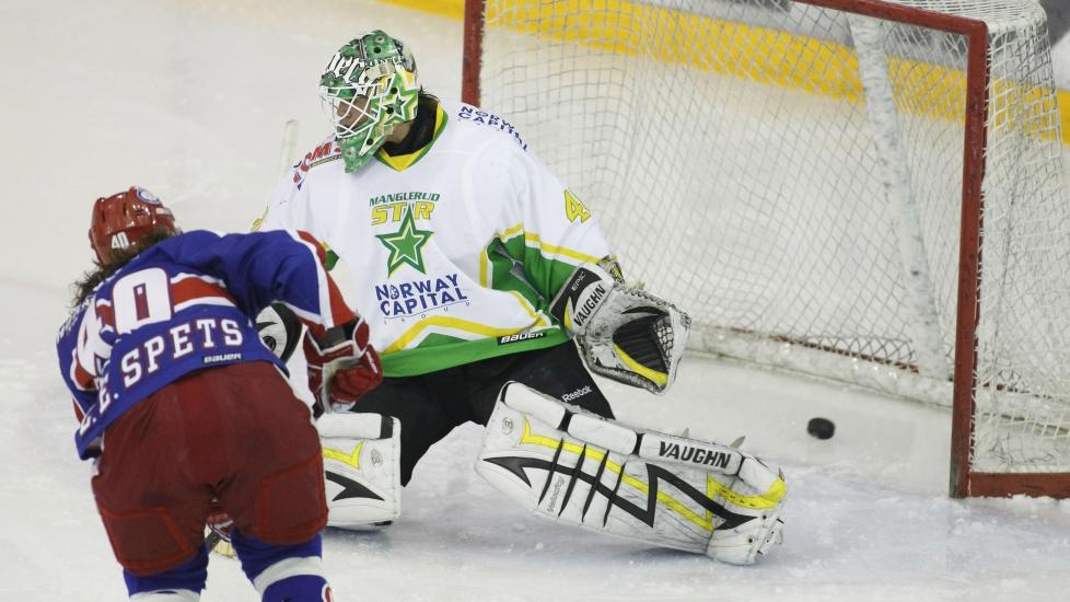 VILLE BARE HJEM: Steffen S�berg, her i m�l mot V�lerenga og Lars Erik Spets, �nsket aldri � spille i USA. Derfor vraket han spill i CHL til fordel for hjembyen Oslo.Foto: Erlend Aas / Scanpix