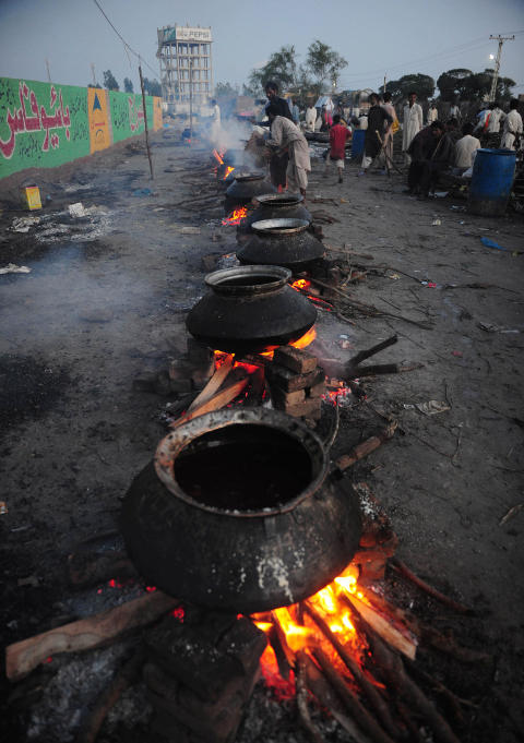 MATK�: De flomrammede i byen Badin blir servert mat. Disse menneskene er blant de �heldige�, ute p� landsbygda er forholdene langt verre. Foto: Asif HASSAN/AFP/Scanpix