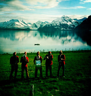 FILMET I BAKG�RDEN: Nils Gaups video for �Can You Hear The Morning Singing� er filmet i hjemlige omgivelser for �Violet Road�, som �nsker � vise frem folk og natur der de kommer fra.