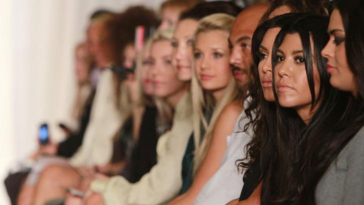P� F�RSTE RAD: Stores�strene Kim (30) og Kourtney Kardashian (32) fulgte stolt med fra f�rste rad p� Sherri Hill-showet p� onsdag Foto: Scanpix