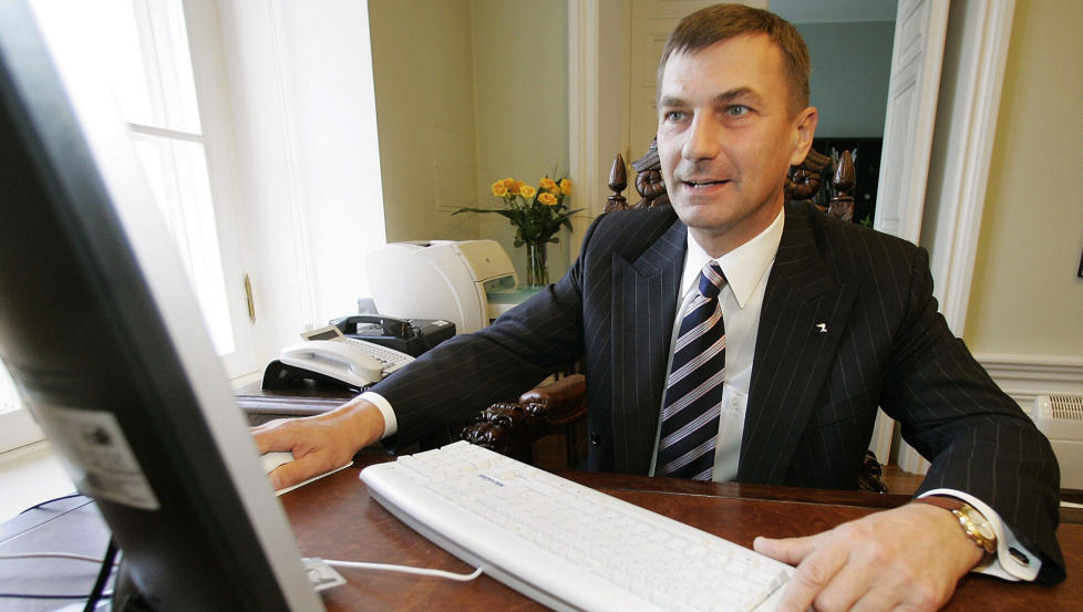Bred debatt �nskes: �Vi etterlyser en bred debatt hvor juridiske og sikkerhetsmessige utfordringer holdes opp mot mulighetene�, skriver kronikkforfatterne. P� bildet stemmer Estlands statsminister Andrus Ansip p� nett ved lokalvalget i 2005. Estland var det f�rste landet som innf�rte e-valg.

Foto: NIPA/AP/Scanpix