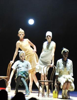 Teatralsk avslutning p� moteuka