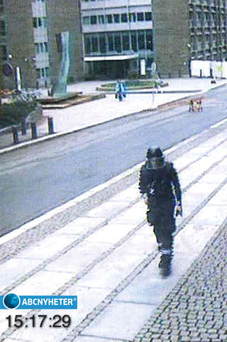 Bildet, som er fra overvåkingsmaterialet, er av Breiviks flukt fra regjeringskvartalet, få minutter før bomba smeller.