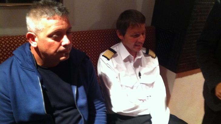 OPPLEVDE DRAMATIKKEN: B�tsmann Tommy Didriksen (t.v.) og hotellsjef Finn Krog Dexrud var om bord MS �Nordlys� da brannen br�t ut i g�r. 
Foto: J�RGEN M. GILBRANT/DAGBLADET