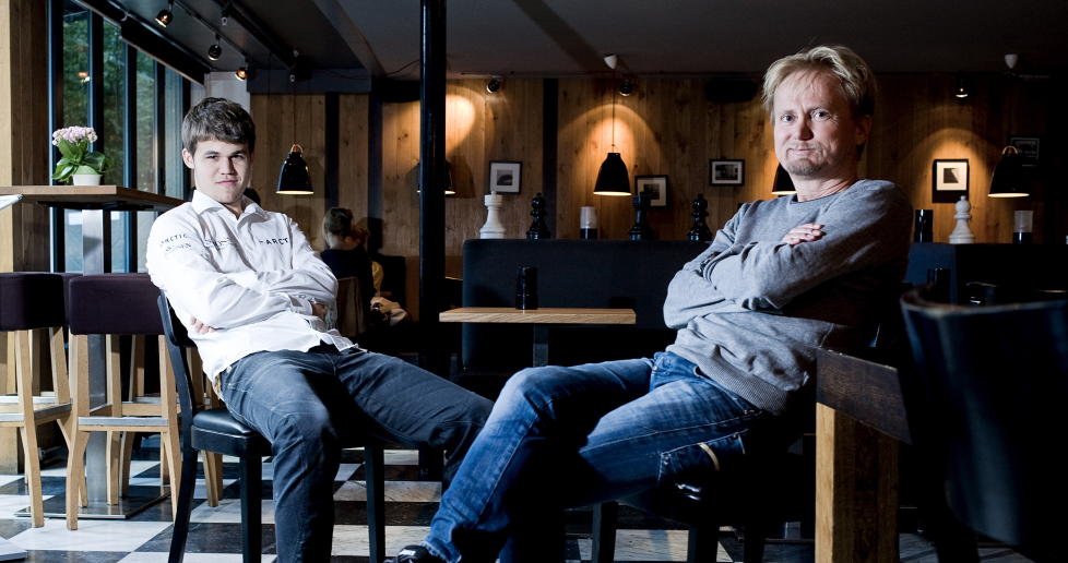 SJAKKERENDE LESNING: Hallgeir Opedal (t.h.) har plassert sjakkvidunderet Magnus Carlsen mellom to permer. Foto: Benjamin A. Ward/Dagbladet