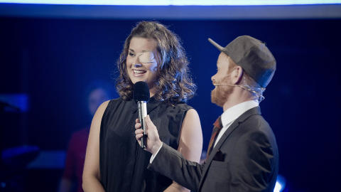 IDOL 2011:  Hanna Rom�ren blir intervjuet av Ravi . Foto: Bj�rn Langsem / Dagbladet.