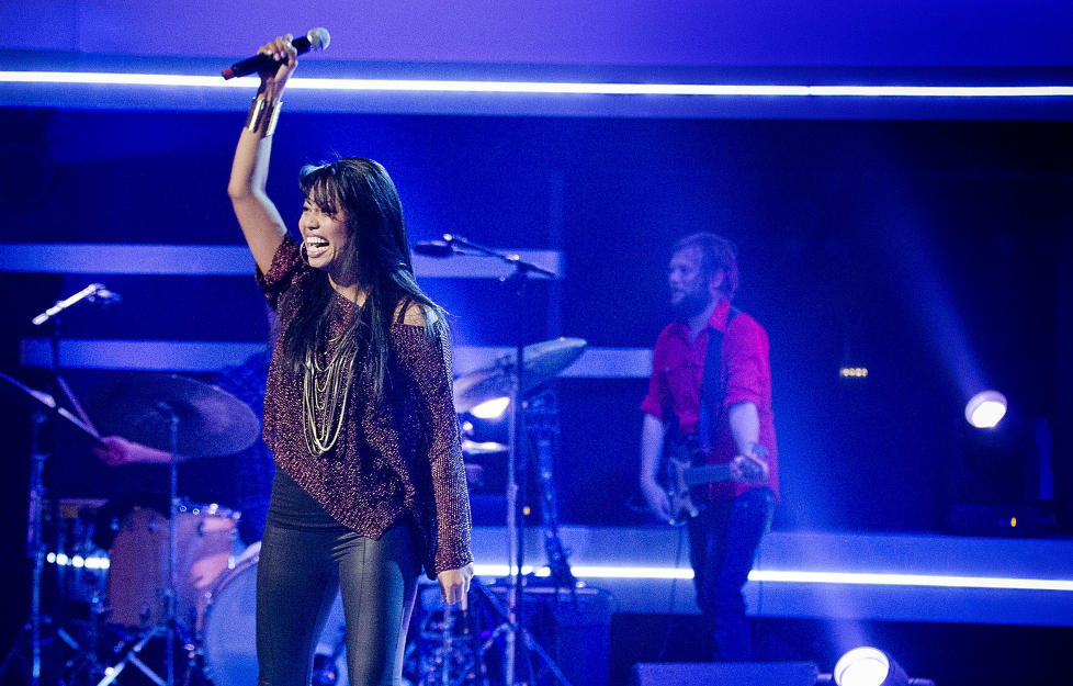 FULL KONTROLL:  Idol-deltager Karen Bernardino sang �Purple Rain� av Prince under fredagens semifinale. Det falt i smak hos Dagbladets anmelder. Foto: BJ�RN LANGSEM / DAGBLADET
