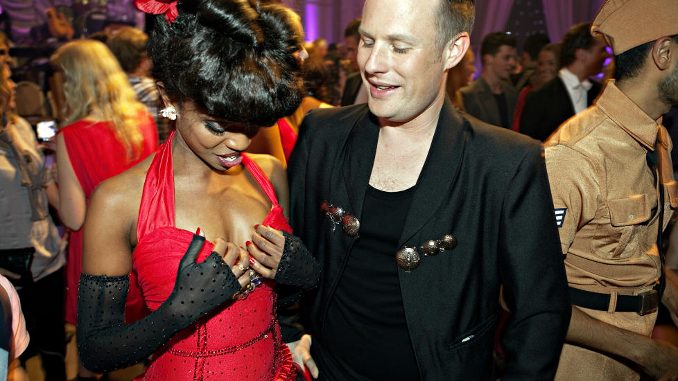 P� PLASS: Alt var p� plass da Stella Mwangi og Asmund Grinaker svingte seg i en het paso doble. Foto: Anders Gr�nneberg