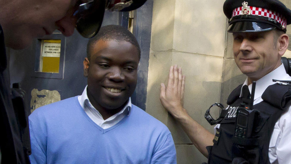 EN GLAD GUTT: Kweku Adoboli smiler til kameraene idet han f�res fra avh�r av London-politiet. Foto: AP/Matt Dunham/Scanpix