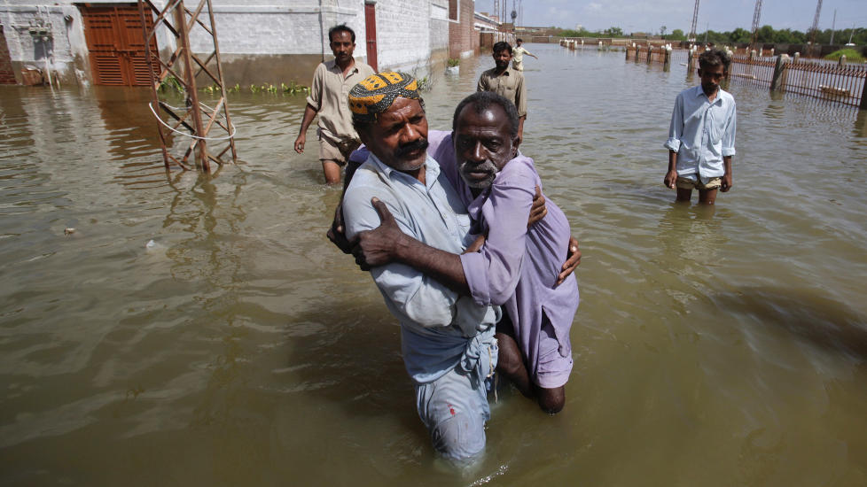 FLOMKATASTROFE: Over sju millioner mennesker er rammet av den p�g�ende flommen i Pakistan. Foto: REUTERS/Akhtar Soomro/SCANPIX