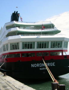 Hurtigruten-skip krasjet inn i lasterampe i B�tsfjord