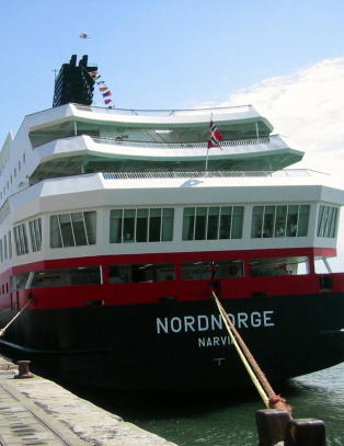 Hurtigruten-skip krasjet inn i lasterampe i Båtsfjord