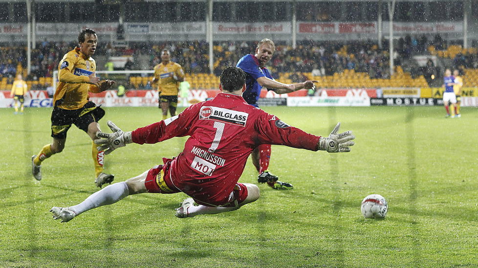  �RETS VIKTIGSTE M�L:  H�vard Nielsen gir VIF 1 - 0 seiere over naboen LSK. Men mest av alt gir slike kamper nytt liv til diskusjonen om antall lag i Tippeligaen. FOTO: Bj�rn Langsem / Dagbladet.
