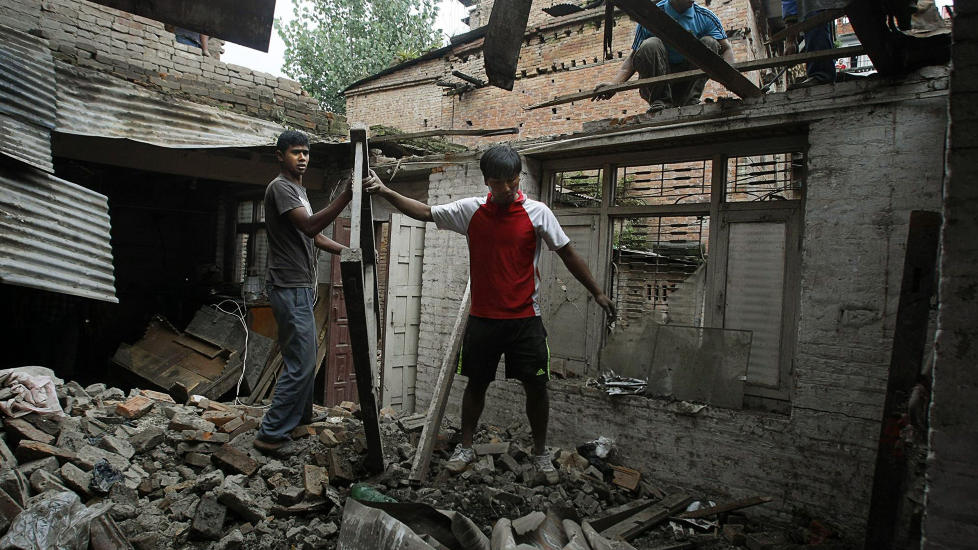 RYDDER: Opprydningen har allerede begynt etter jordskjelvet som s� langt har kostet 45 mennesker livet. Foto: Binod Joshi/AP/Scanpix