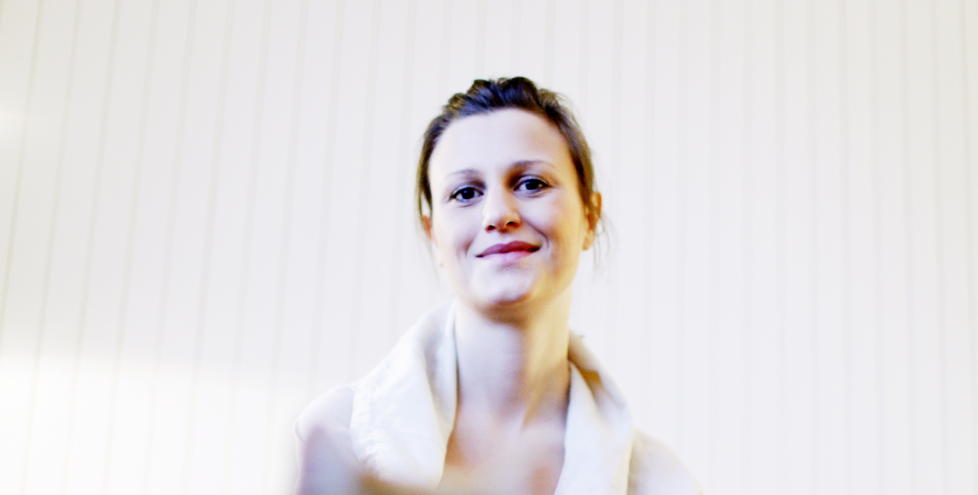 SOLID: Helga Flatland gjorde suksess med debutromanen �Bli hvis du kan. Reis hvis du m�. N� er hun ute med enda bedre oppf�lger. Foto: Siv Johanne Seglem/Dagbladet