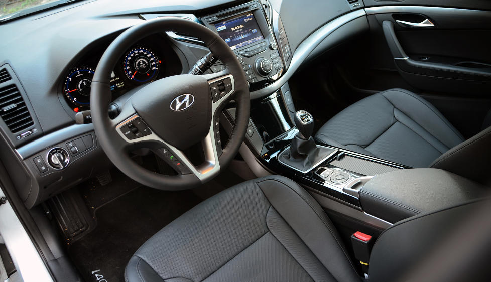 POSITIV OVERRASKELSE: Hyundai i40 har uten tvil v�rt et friskt pust i familiebilklassen. P� mange omr�der er i40 s� glimrende at den absolutt m� vurderes opp mot sterke konkurrenter fra Volkswagen, Toyota og Ford. Foto: ANDREAS HANDELAND