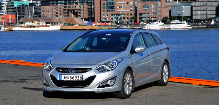 T�FF: Hyundai i40 ser b�de t�ff og lekker ut, og oppleves som langt mer p�kostet enn prislappen skulle tilsi. Foto: ANDREAS HANDELAND