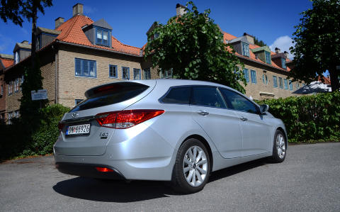 UTSEENDET STJELER: Den avrundede, t�ffe avslutningen p� bagasjeluka stjeler litt av plassen i h�yden bakerst i bagasjerommet. Foto: ANDREAS HANDELAND