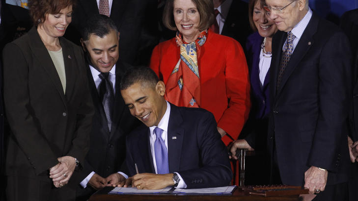 SKREIV UNDER: President Barack Obama skrev under p� opphevelsen i desember i fjor. I dag tr�dde den i kraft. Foto: REUTERS/Jim Young/SCANPIX