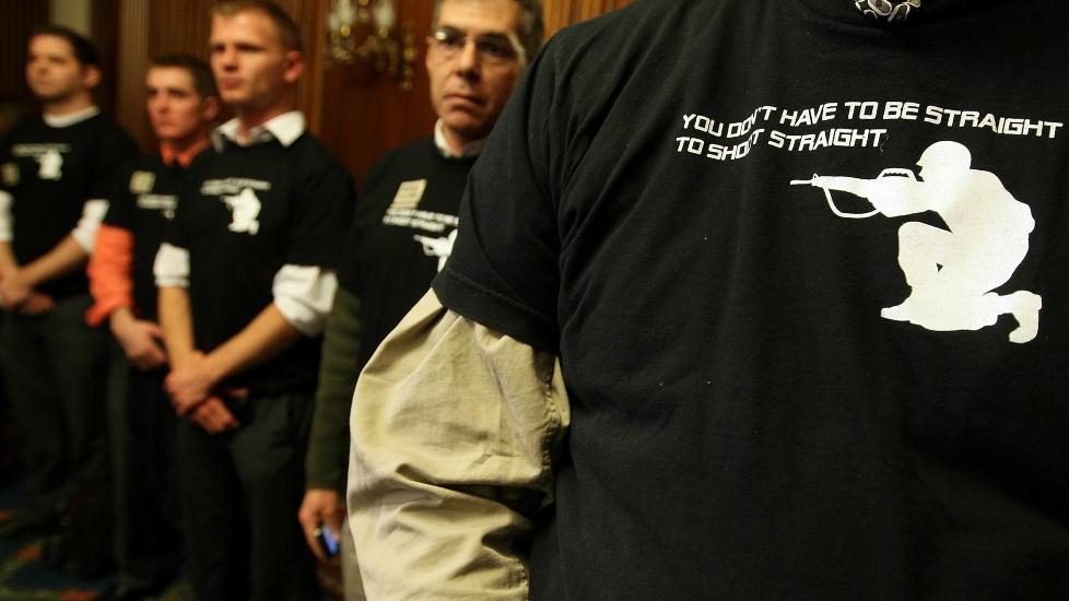 OPPHEVET: I dag ble �Don�t ask, don�t tell�-regelen i det amerikanske forsvaret oppheva.15. desember i fjor m�tte demonstranter opp med disse t-skjortene i et fors�k p� � presse gjennom opphevelsen. Noen �yeblikk senere ble den det.  Foto: Mark Wilson/Getty Images/AFP/SCANPIX