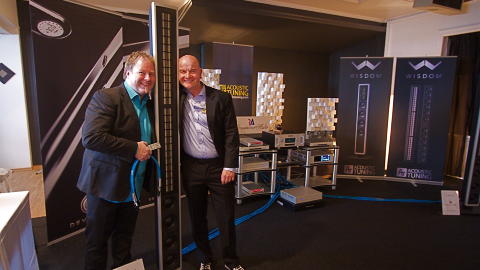 EGEN RASE: Hifi-bransjen, ved to av dem. Kabelkonstrukt�r Roald Mikkelsen i Renaissance Audio og Frode Olsen hos distribut�ren Acoustic Tuning, som hadde et av messas mest vellydende anlegg med Mikkelsens kabler og h�yttalere fra Wisdom. Foto: Knut Vadseth/Fidelity