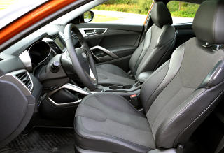 GOD � KJ�RE: Hyundai Veloster er mer komfortabel � kj�re enn kjempesportslig. Og godt er det p� elendige norske veier. Foto: ANDREAS HANDELAND