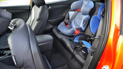 FAMILIEBIL: Hvis du leter etter gode unnskyldninger for � kj�pe deg en Veloster, kan det praktiske godt v�re en av dem. Bakseteplassen for to er nemlig kjempebra! At bilen bare har bakd�r p� den ene siden er ikke like praktisk med to barn p� tur... Foto: ANDREAS HANDELAND