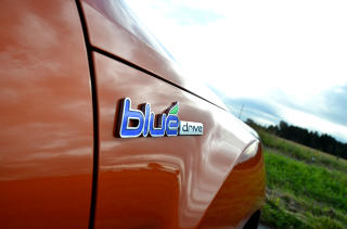 LITEN HISSIGPROPP: Hyundai Veloster har ikke motorkraft som f�lger opp det kule utseendet. Den trenger masse turtall, og det gj�r den sm�hissig og underholdende. Foto: ANDREAS HANDELAND