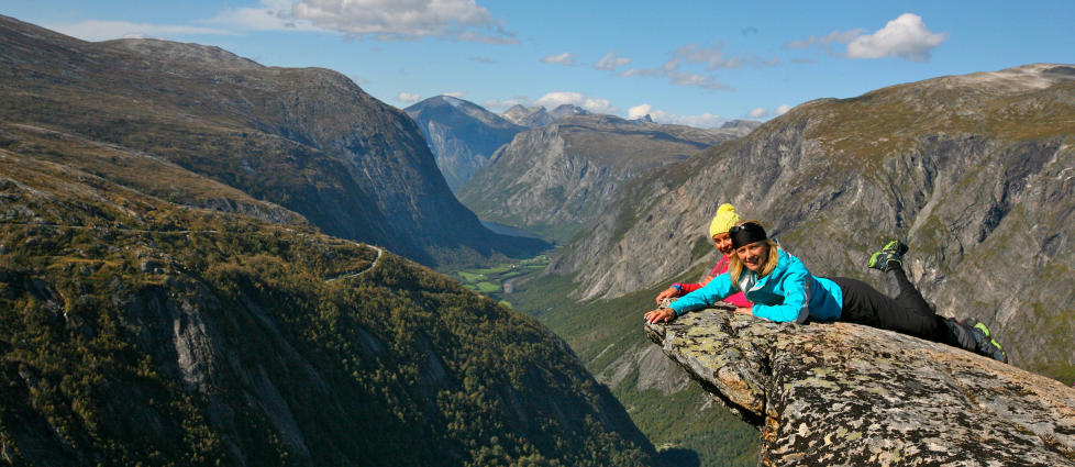 UTSIKT: Den norske fjellheimen, som her ved Aursj�vegen p� grensa mellom Romsdal og Nordm�re, gir mulighet til luftig utsikt for Ingvill Pettersen (bak) og Hanne Naastad. Stedet kan bes�kes p� vei til eller fra Fjordruta (se hovedteksten). Foto: ODD ROAR LANGE