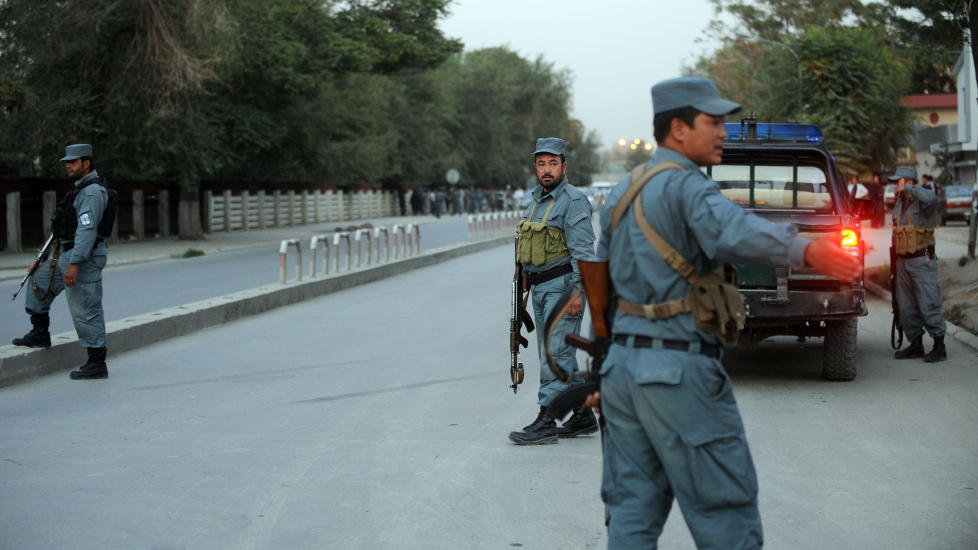 SELVMORDSBOMBER: Afghansk politi sikret blant annet residensen til Burhanuddin Rabbani etter eksplosjonen som skal ha drept ekspresidenten.Foto: ADEK BERRY / AFP / SCANPIX