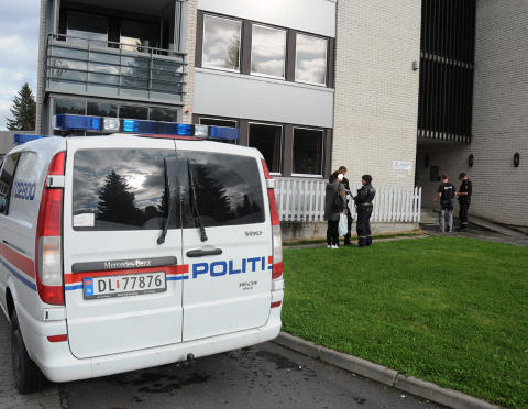 ETTERFORSKNING: Politiet avh�rte i ettermiddag flere beboere i boligblokka i Gj�vik. Foto: TORBJ�RN AURV�G / GJ�VIKS BLAD
