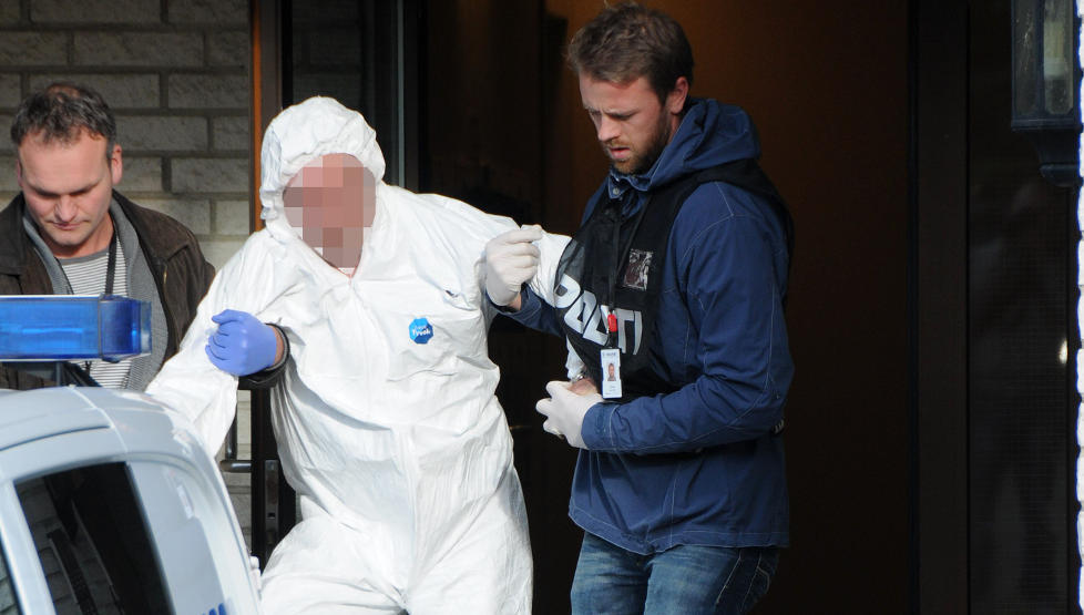 P�GREPET: Denne mannen ble tatt med av politiet fra boligomr�det etter � ha blitt if�rt en overtrekksdress for � sikre spor. Foto: TORBJ�RN AURV�G / GJ�VIKS BLAD