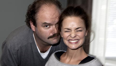TETT P�: Her ser vi Atle Antonsen tett p� Agnes Kittelsen, som spiller hans sekret�r Malin. Foto: Anders Gr�nneberg