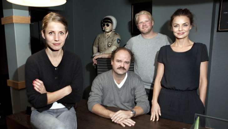 SVART �DAG�: Samlivsterapeuten Dag Refsnes er faretruende n�r en tv-skjerm n�r deg. Her ser vi et knippe av skuespillerne i serien, fra v. Tuva Novotny, Atle Antonsen, Anders Baasmo Christiansen og Agnes Kittelsen. Foto: Anders Gr�nneberg
