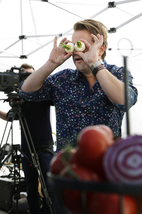 GLAD I MAT: Men Arne Hjeltnes synes nordmenn er for lite stolte over norske matvarer. Foto: Steinar Buholm / Dagbladet.