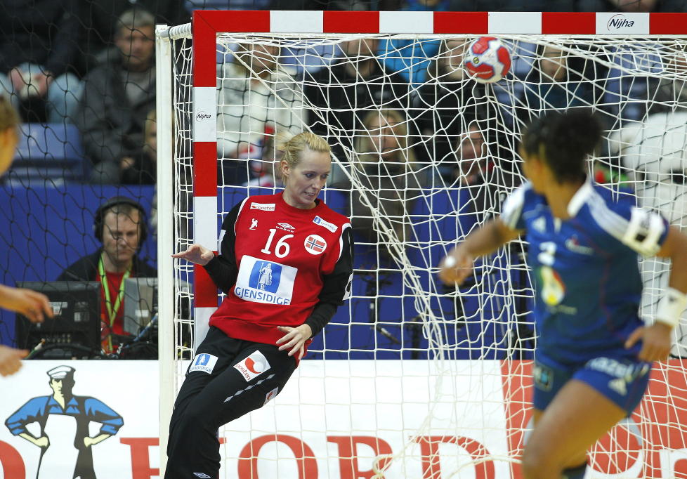 FIKK FRANSK JULING: Norge var uvanlig svake defensivt og m�lvaktene Katrine Lunde Haraldsen (bildet) og Kari Aalvik Grimsb� m�tte se 34 baller bak seg. Foto: Gorm Kallestad / Scanpix